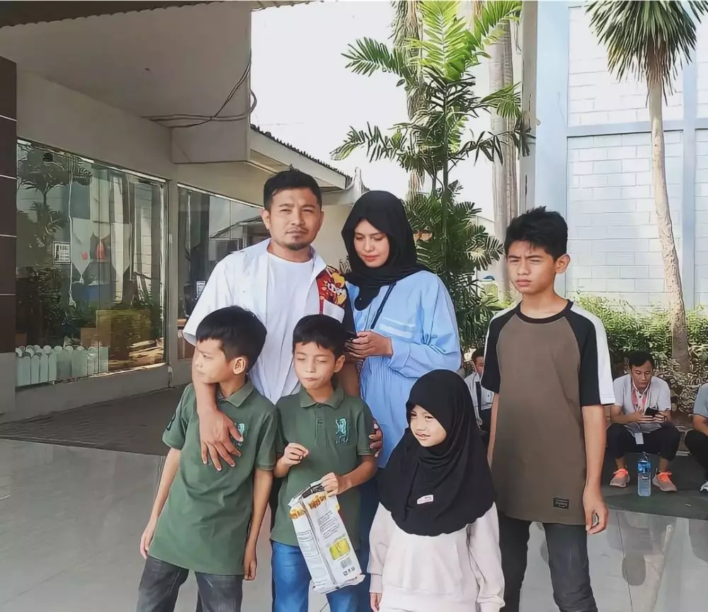 pekerjaan istri zul zivilia hidupi 4 anak © 2024 Instagram