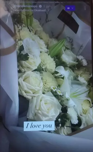 Amanda Manopo pamer hadiah buket bunga © Instagram  Amanda Manopo pamer hadiah buket bunga © Instagram