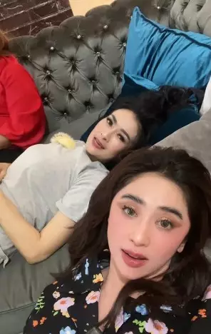 Dewi Perssik beri reaksi tak terduga © berbagai sumber Dewi Perssik beri reaksi tak terduga © berbagai sumber