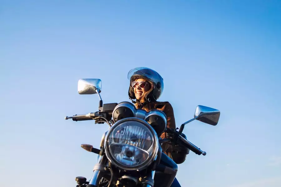 Tips aman berkendara di jalan raya © 2024 freepik.com Tips aman berkendara di jalan raya © 2024 freepik.com