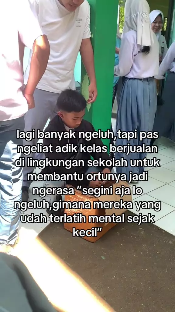 Aksi kompak anak SMA borong dagangan adik kelas © 2024 TikTok Aksi kompak anak SMA borong dagangan adik kelas © 2024 TikTok