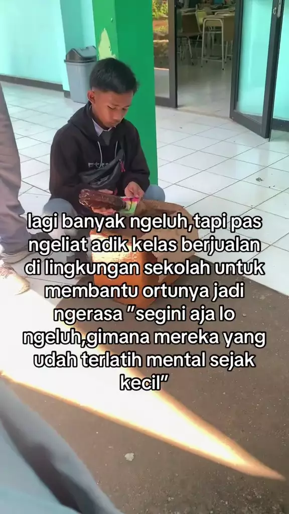 Aksi kompak anak SMA borong dagangan adik kelas © 2024 TikTok Aksi kompak anak SMA borong dagangan adik kelas © 2024 TikTok