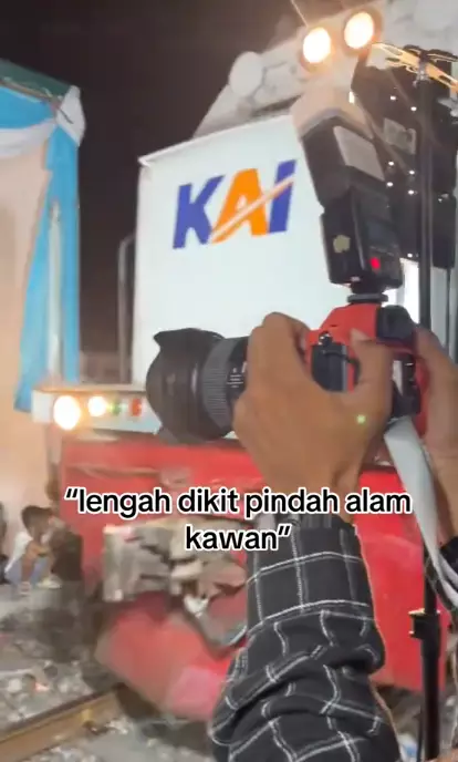 Gelar pernikahan di dekat rel kereta api TikTok/@azimah_makeup Gelar pernikahan di dekat rel kereta api TikTok/@azimah_makeup