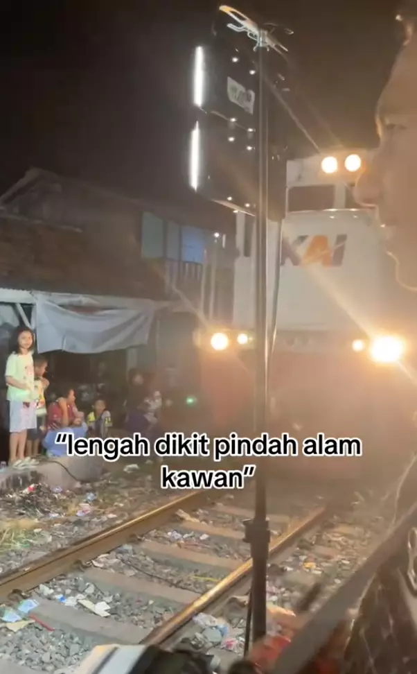 Gelar pernikahan di dekat rel kereta api TikTok/@azimah_makeup Gelar pernikahan di dekat rel kereta api TikTok/@azimah_makeup