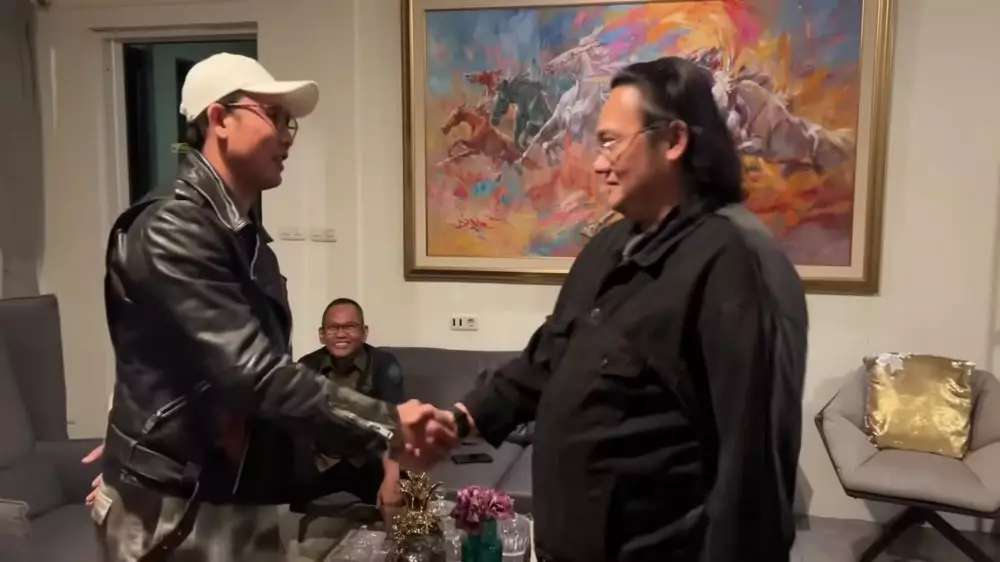 denny sumargo ke rumah farhat abbas © 2024 brilio.net