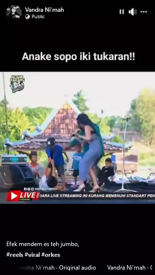 Dua bocil berantem saat biduan sedang menyanyi Facebook