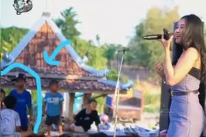 Dua bocil berantem saat biduan sedang menyanyi dangdut ini miris tapi kocak