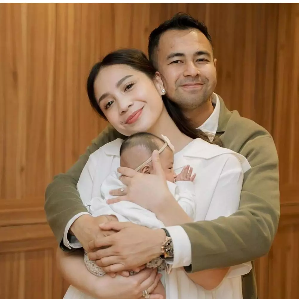 Gaya Nagita Slavina dampingi Raffi Ahmad dilantik Prabowo, elegan ala ibu pejabat © 2024 brilio.net