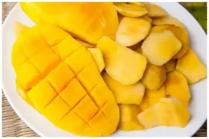 Bukan langsung dikupas, ini trik agar buah mangga semakin manis dan lebih bernutrisi saat dimakan