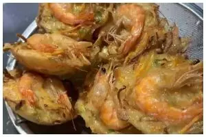 Cara membuat bakwan udang renyah, tidak berminyak, dan tidak lepas saat digoreng