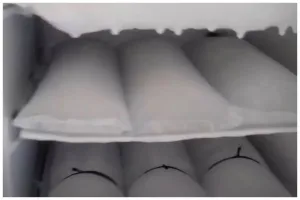 Cara aman mengeluarkan es batu yang lengket di freezer tanpa mengetuk atau dicongkel pisau