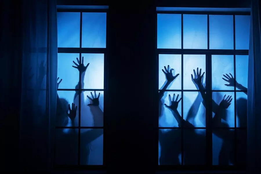 Arti mitos duduk di depan pintu ini banyak dipercaya © 2024 freepik.com