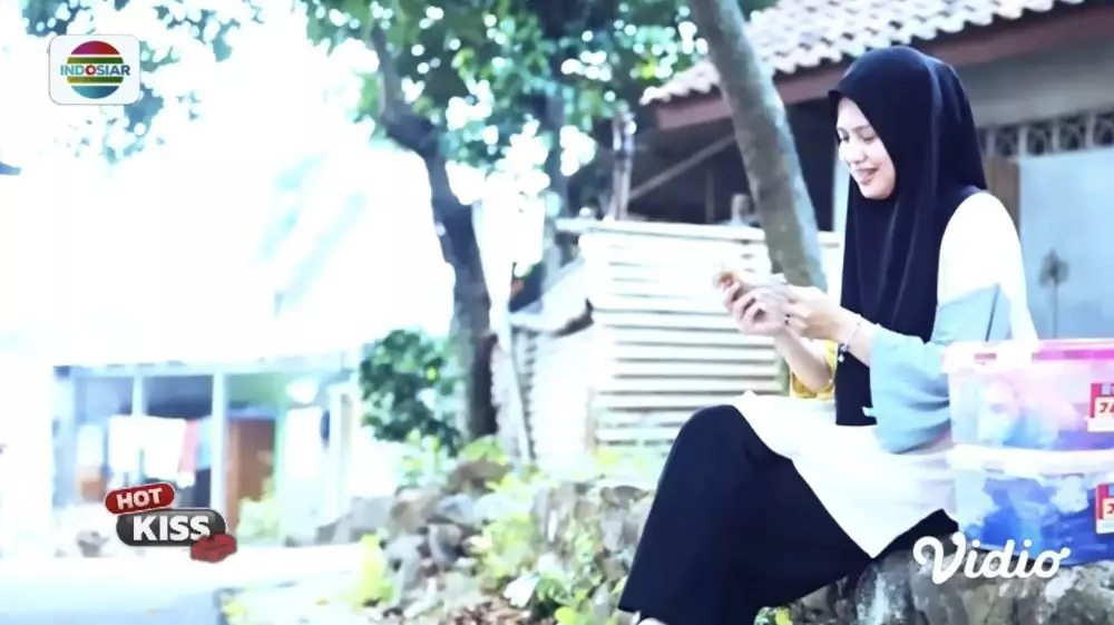 Retno Paradinah banting tulang biayai anak © berbagai sumber Retno Paradinah banting tulang biayai anak © berbagai sumber