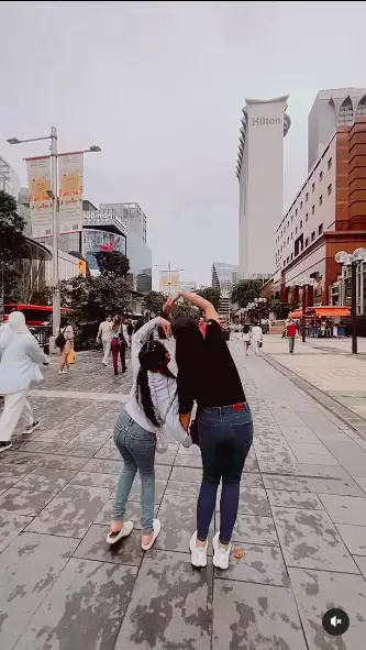 Denada beri dukungan ke putrinyaDenada beri dukungan ke putrinya © 2024 Instagram Denada beri dukungan ke putrinyaDenada beri dukungan ke putrinya © 2024 Instagram