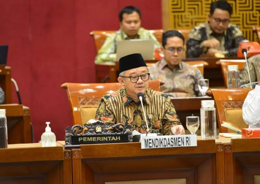 DPR minta fokus sejahterakan guru dulu Berbagai sumber