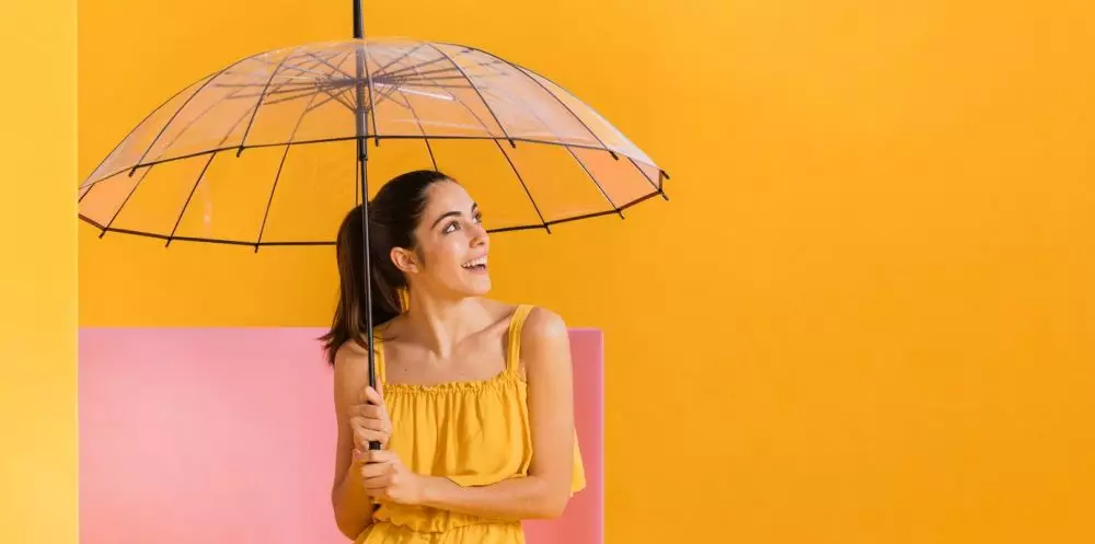 Mitos buka payung di dalam rumah © 2024 freepik.com