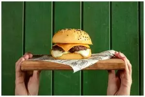 Bocah 12 tahun ini alami kebutaan permanen usai konsumsi burger dan donat, dokter jelaskan penyebabnya