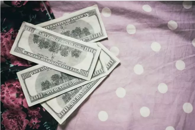  7 mitos menyimpan uang di bawah bantal © 2024 brilio.net