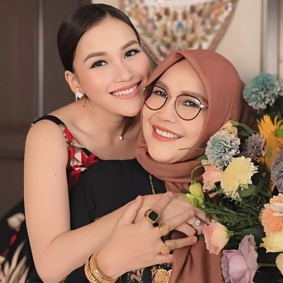 Cari uang demi orang tua, begini sikap bijak Ayu Ting Ting soal rezekinya tak terputus