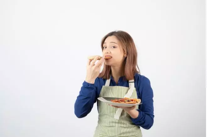 8 Mitos makan sambil berdiri © 2024 brilio.net