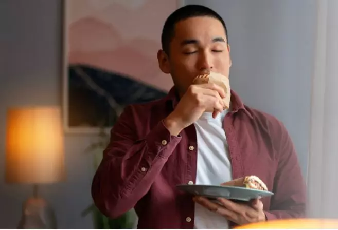 8 Mitos makan sambil berdiri © 2024 brilio.net