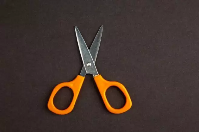 Mitos menyimpan gunting di bawah bantal © 2024 brilio.net