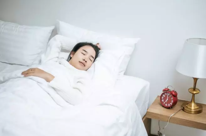 Mitos menyimpan gunting di bawah bantal © 2024 brilio.net