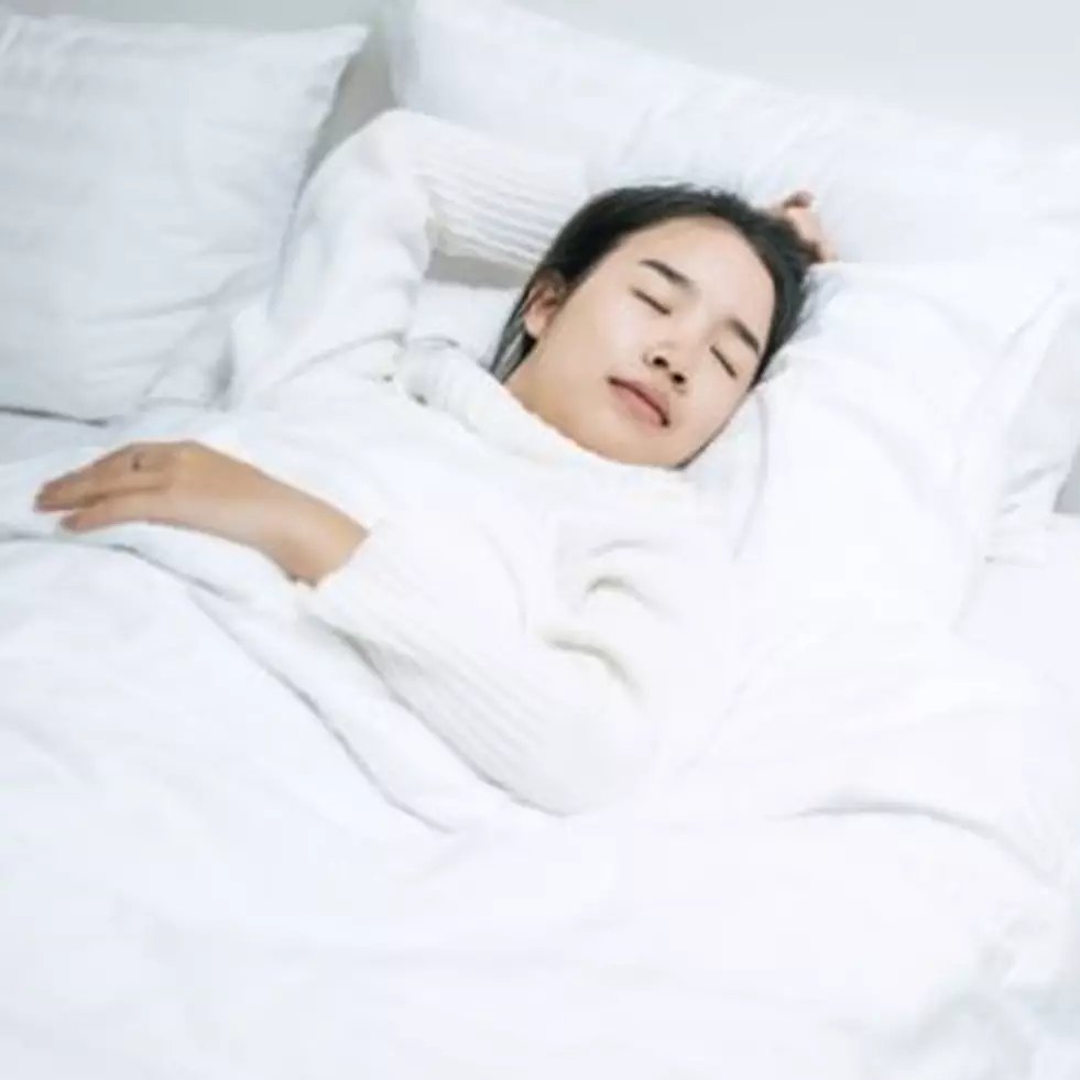 6 Mitos menyimpan gunting di bawah bantal, cara cegah mimpi buruk?