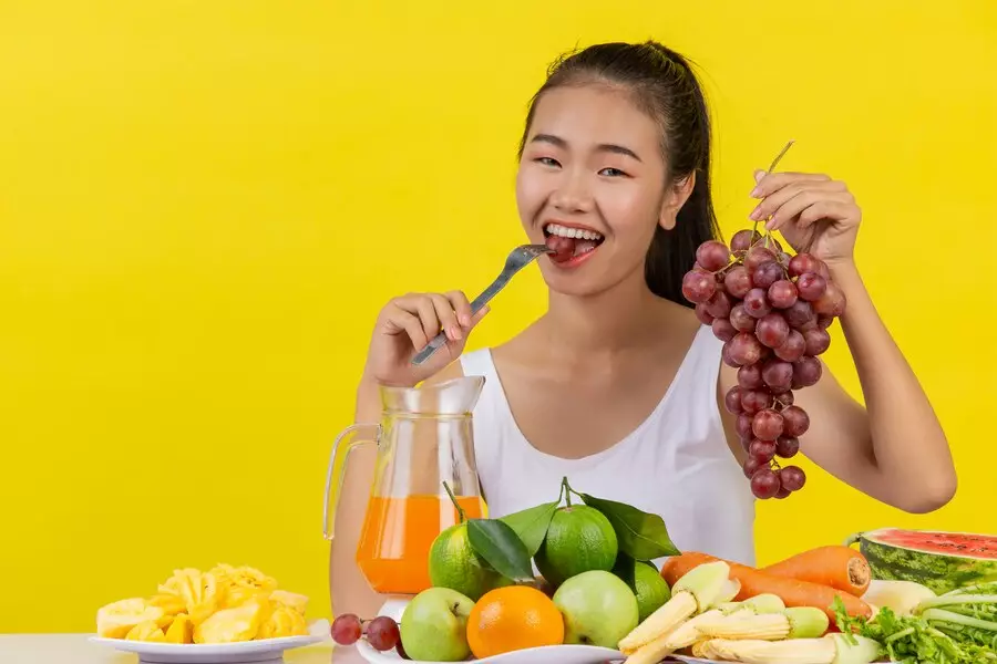 makna mitos makan buah dengan bijinya © 2024 freepik.com