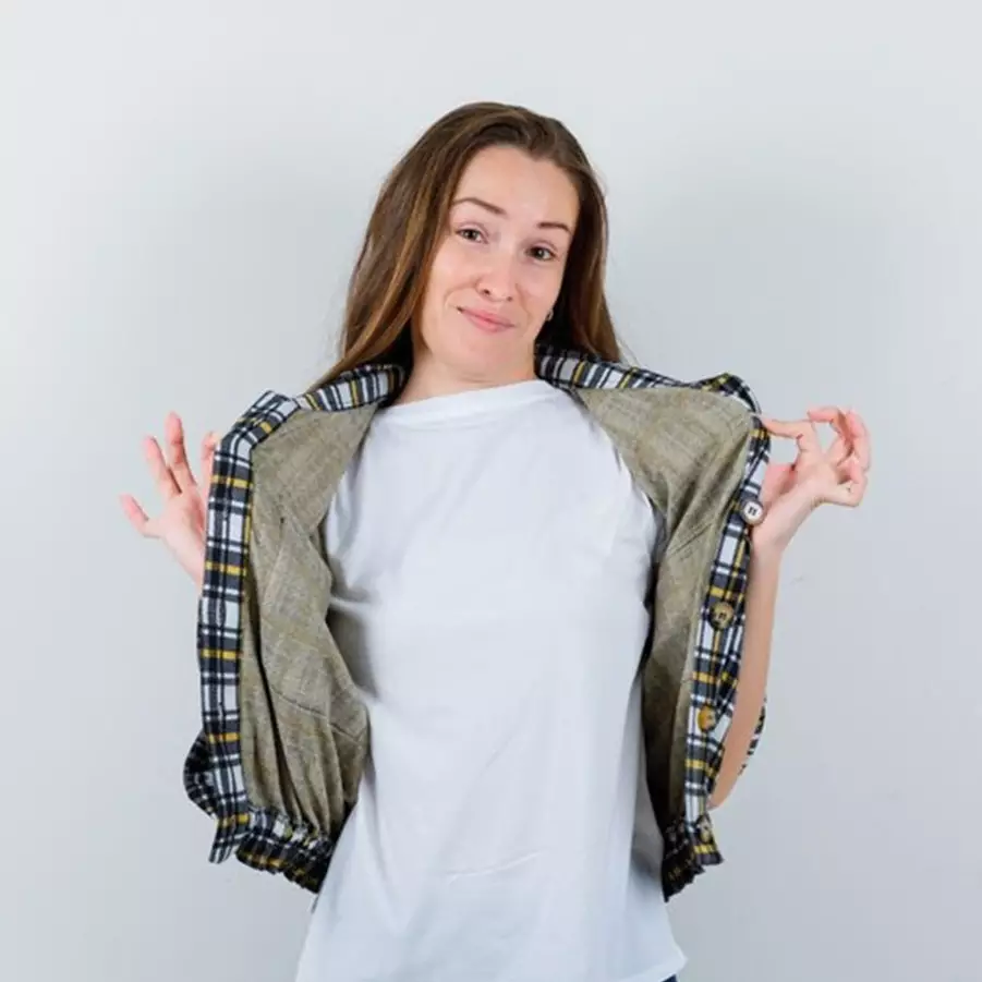 Nggak cuma bawa musibah untuk keluarga, ini 8 arti mitos memakai baju terbalik