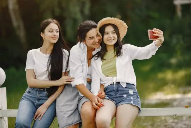 Mitos jangan berfoto bertiga © 2024 brilio.net Mitos jangan berfoto bertiga © 2024 brilio.net