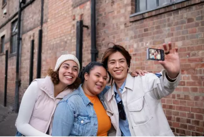 Mitos jangan berfoto bertiga © 2024 brilio.net Mitos jangan berfoto bertiga © 2024 brilio.net