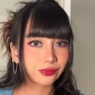 Makeup sendiri tanpa bantuan MUA buat manggung, wajah bare face Ghea Indrawari ini malah bikin salfok