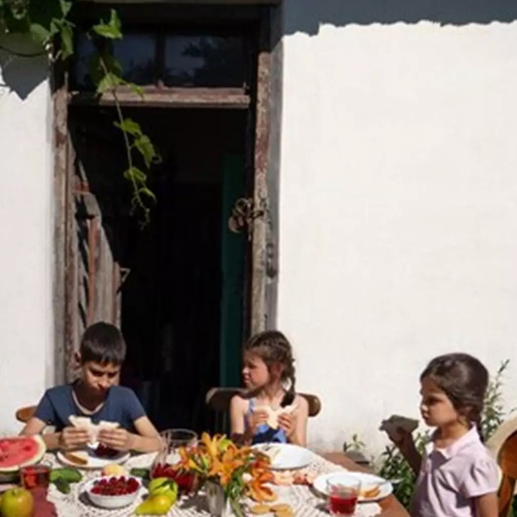 8 Mitos makan di depan rumah yang perlu diketahui, nggak hanya bikin sial