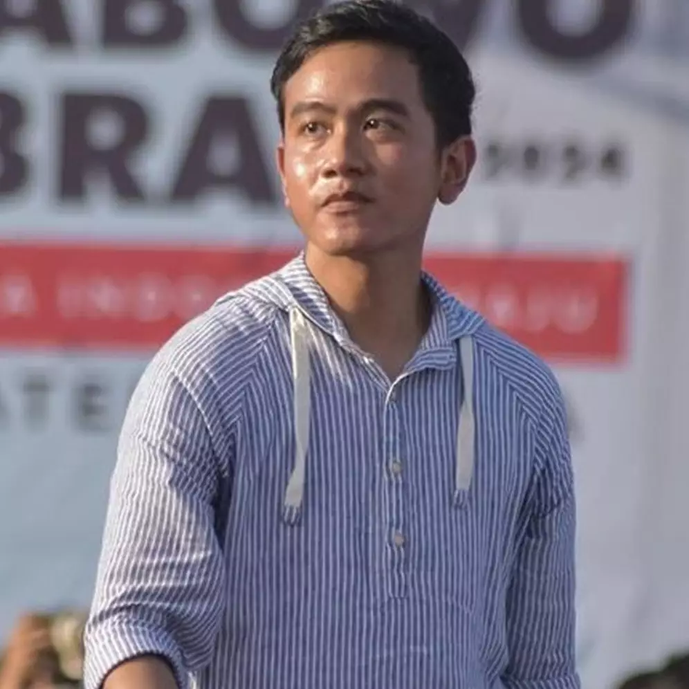 Momen Wapres Gibran jenguk bayi baru lahir di pos pengungsi Gunung Lewotobi, namanya curi atensi