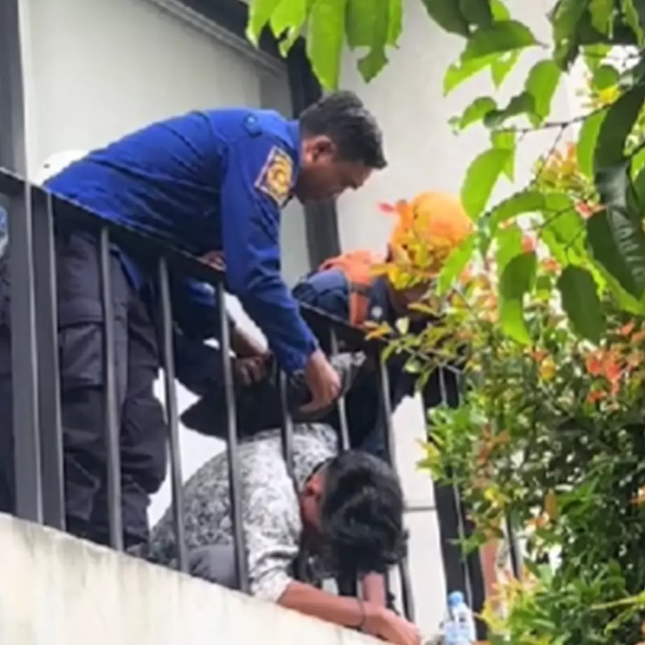 Malunya seumur hidup, momen Damkar keluarkan kepala siswa SMK terjepit pagar jadi tontonan sesekolah