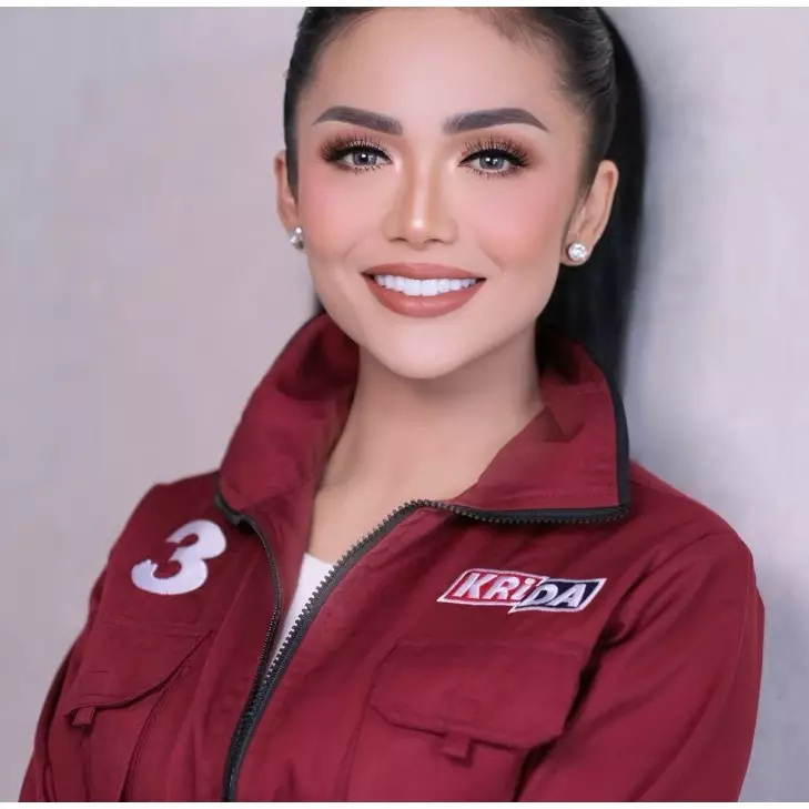 Krisdayanti ziarah ke makam ayah minta restu untuk bertarung di Pilkada Batu, penampilannya dikritik