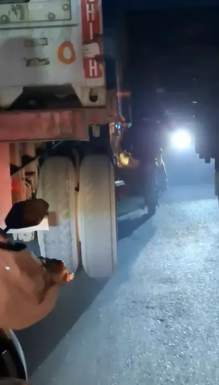 Momen pria bawa gerobak motor di tengah 2 truk ini menantang maut © 2024 TikTok