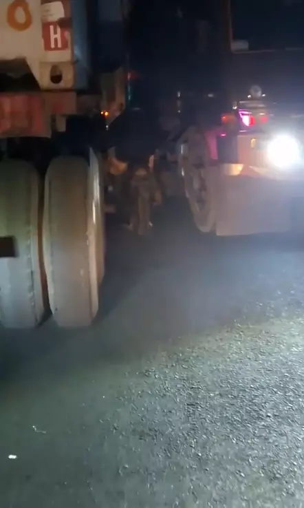 Momen pria bawa gerobak motor di tengah 2 truk ini menantang maut © 2024 TikTok
