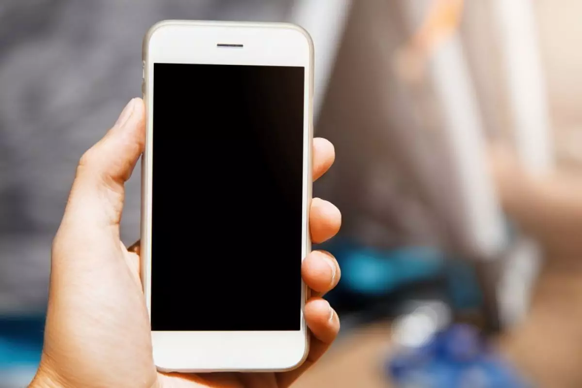 Layar iPhone kamu terus meredup? Begini cara memperbaikinya