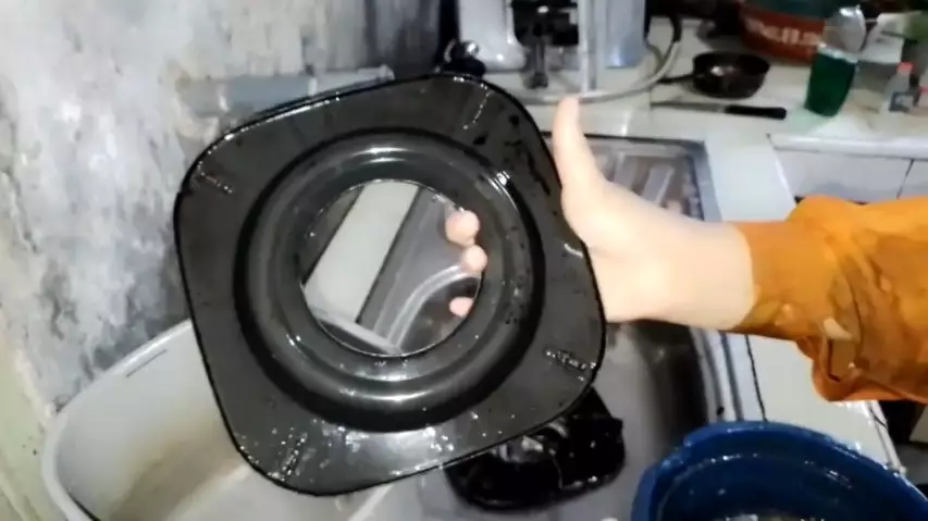 Cara hilangkan kerak tebal di tungku kompor pakai 3 bahan dapur © YouTube