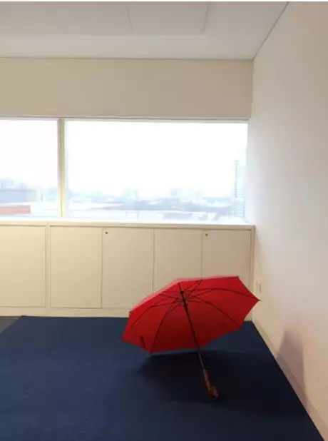 Mitos membuka payung di dalam rumah © 2024 brilio.net