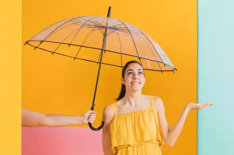 Mitos membuka payung di dalam rumah © 2024 brilio.net