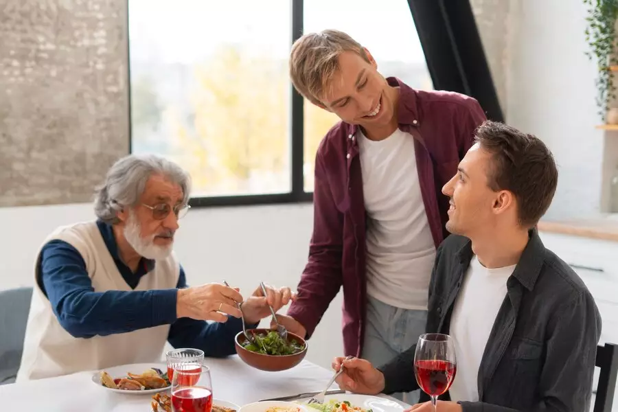 arti larangan mendahului orang tua makan © 2024 freepik.com