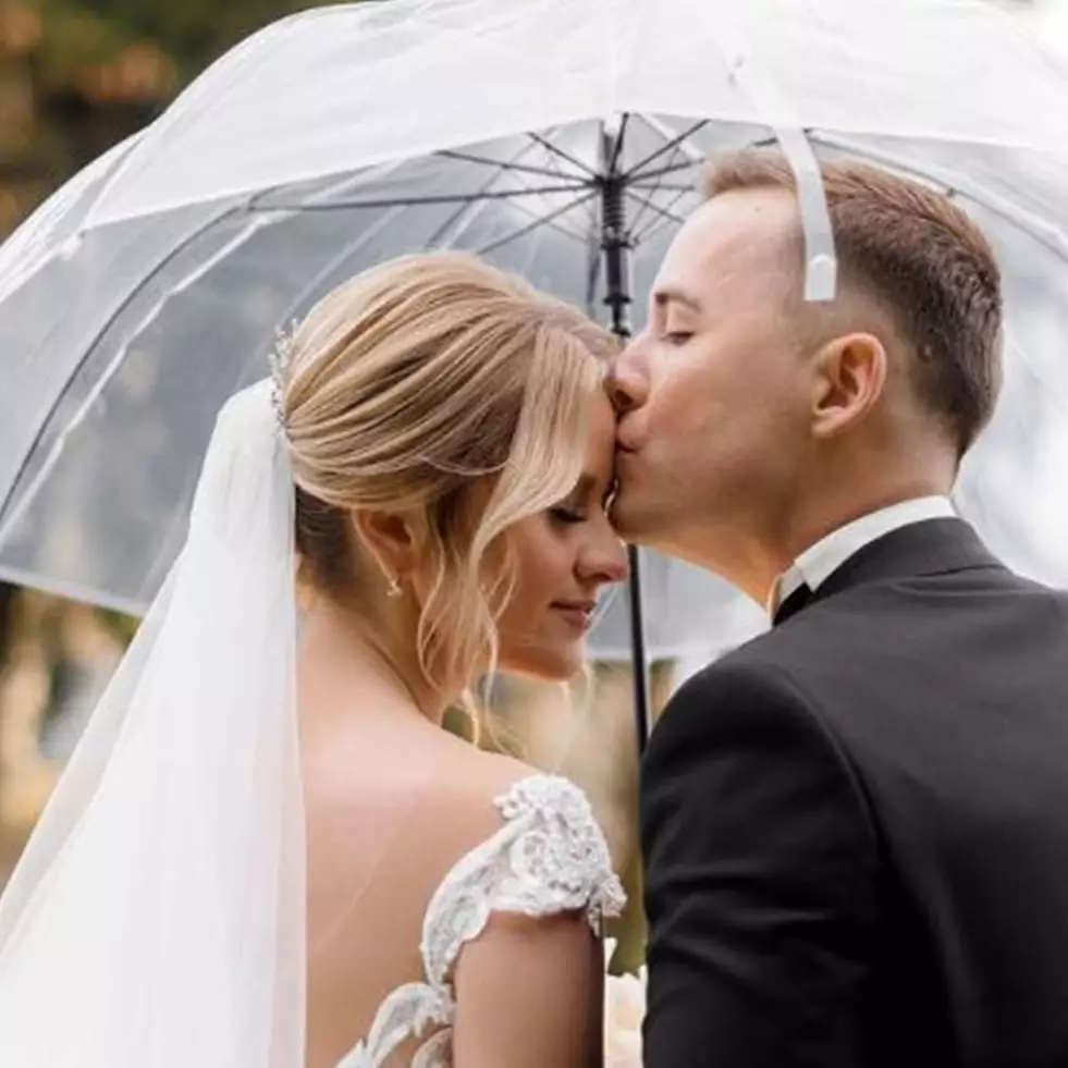 8 Mitos turun hujan di hari pernikahan, katanya bakal banyak rezeki?