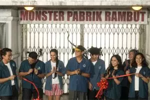 Gaet Iqbaal Ramadhan dan Dian Sastro di belakang layar, ini sinopsis 'Monster Pabrik Rambut'