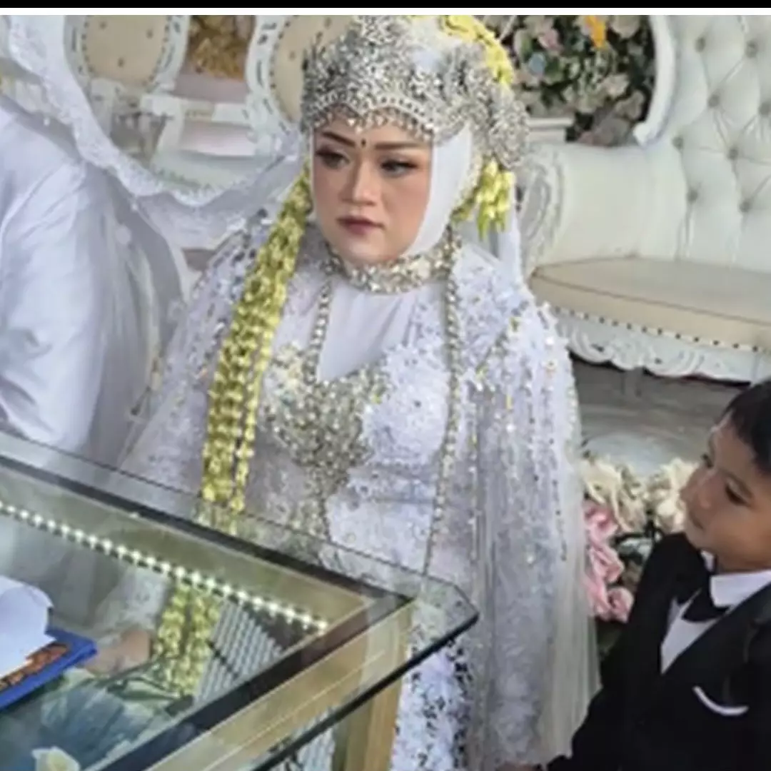 Momen anak bertanya mengenai sosok pria di samping ibunya saat akad pernikahan kedua, bikin haru