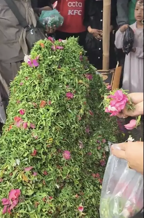 Makam Nia Kurnia Sari jadi tempat syuting video klip © berbagai sumber Makam Nia Kurnia Sari jadi tempat syuting video klip © berbagai sumber
