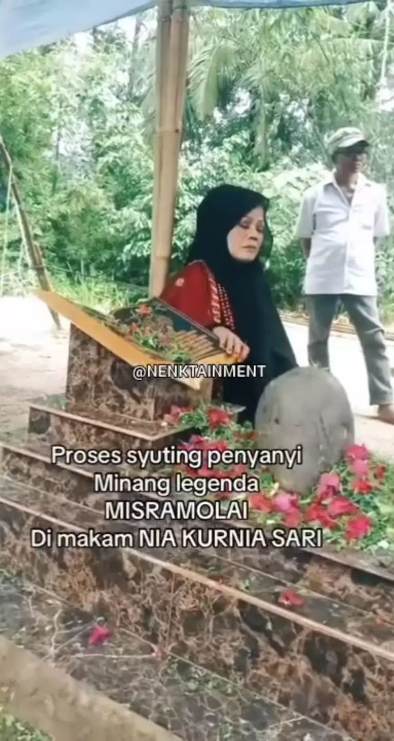 Makam Nia Kurnia Sari jadi tempat syuting video klip © berbagai sumber Makam Nia Kurnia Sari jadi tempat syuting video klip © berbagai sumber