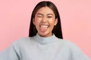 Trik memutihkan gigi kuning dan mengatasi bau mulut pakai 1 jenis minyak, tanpa lemon dan garam